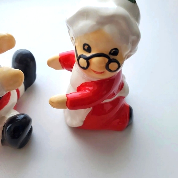 Santa salt and pepper shakers. Vintage Christmas decor. Santa and Mrs Claus - Picture 4 of 6